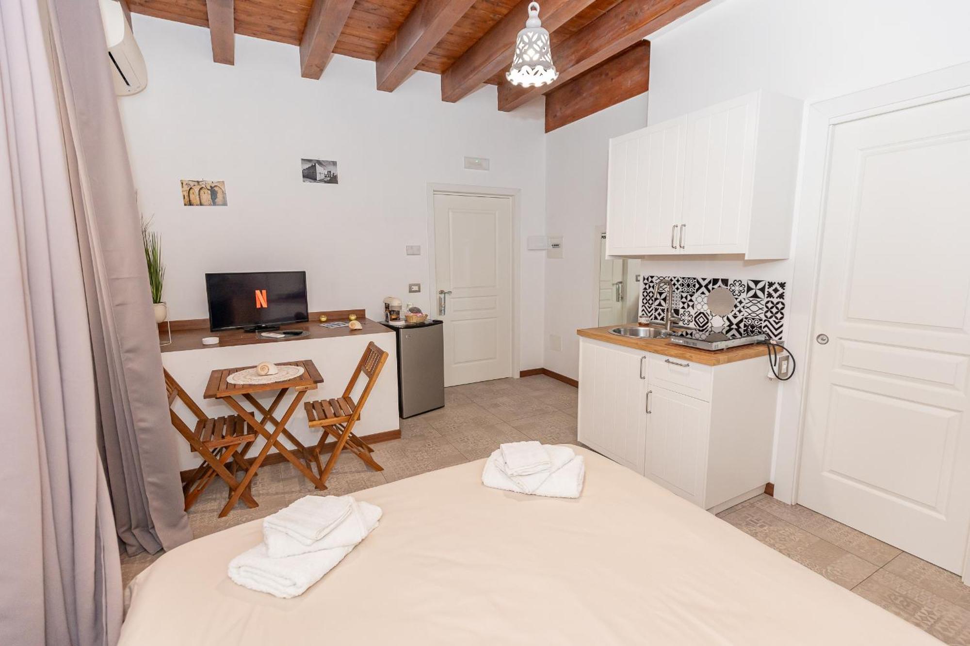 Appartamento Centro Storico Redmood House A 5 Min Dal Mare, Wi-Fi, A/C E Netflix Barletta Esterno foto
