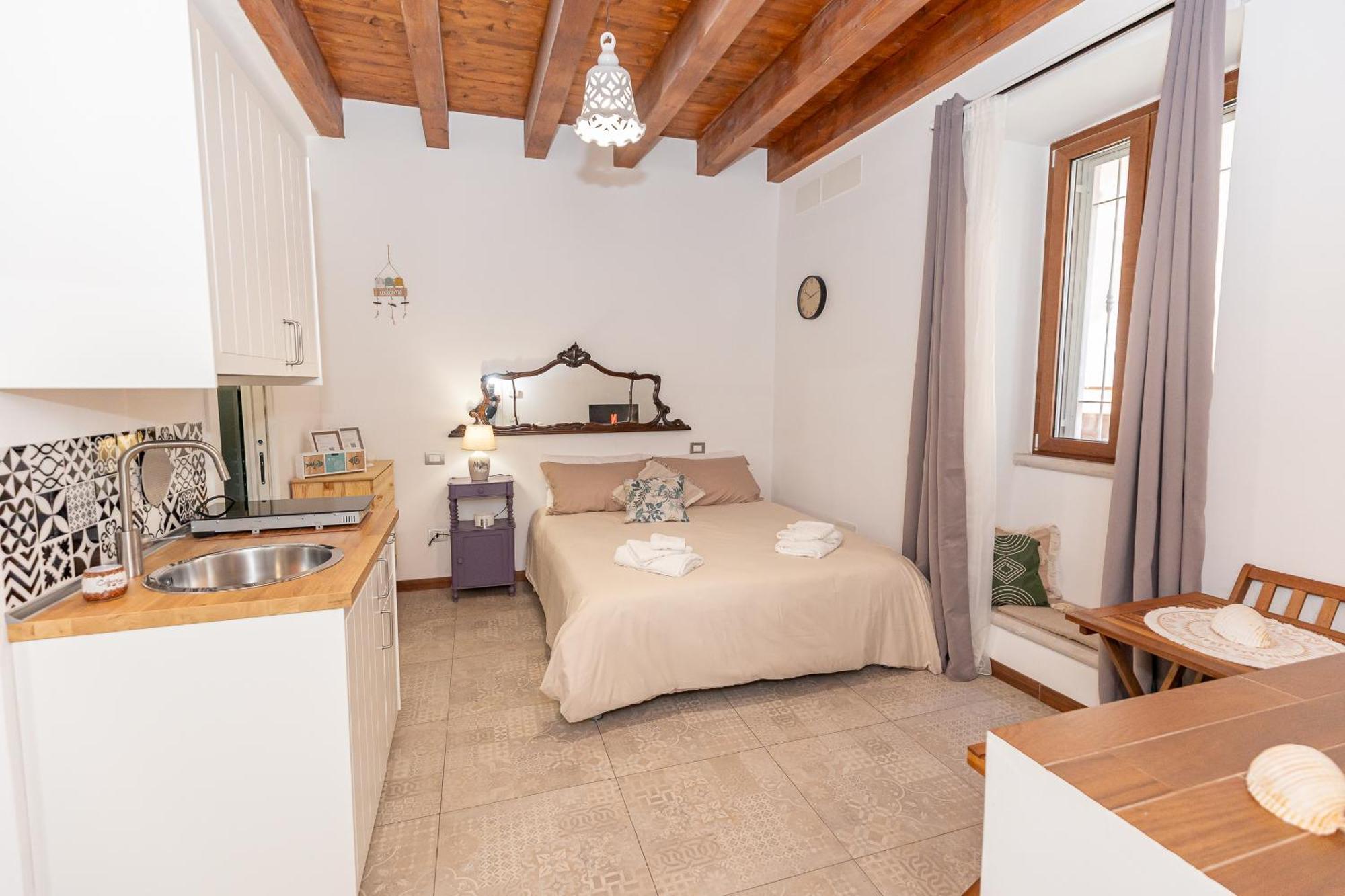 Appartamento Centro Storico Redmood House A 5 Min Dal Mare, Wi-Fi, A/C E Netflix Barletta Esterno foto