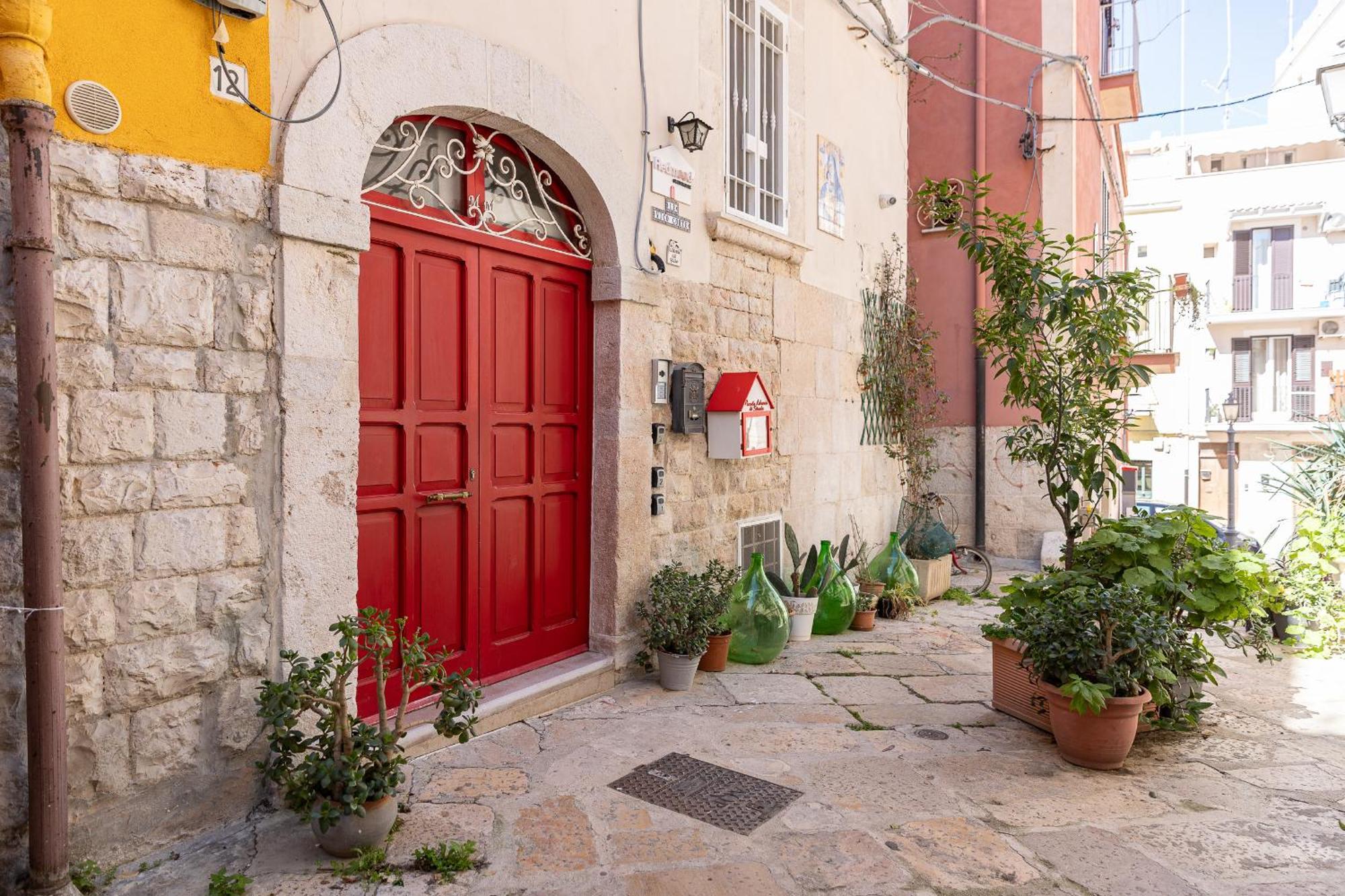 Appartamento Centro Storico Redmood House A 5 Min Dal Mare, Wi-Fi, A/C E Netflix Barletta Esterno foto